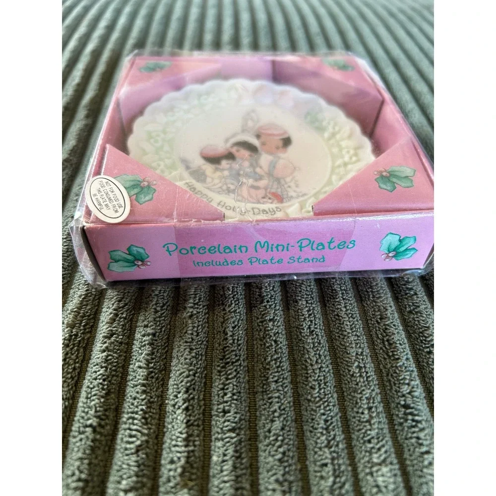 Precious Moments Happy Holly Days Porcelain Mini Plates Set 2‎ with Stands New